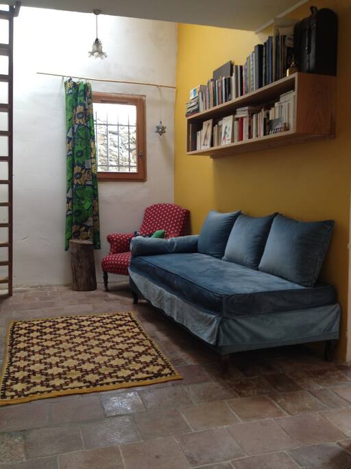 Le salon avec une banquette lit 1 place