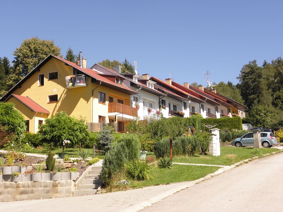 Příjezd k apartmánu a jeho okolí