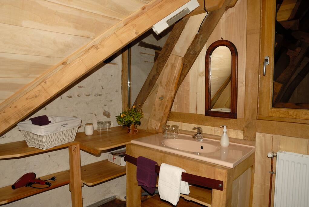 Salle-de-bain à l'étage avec douche et wc.