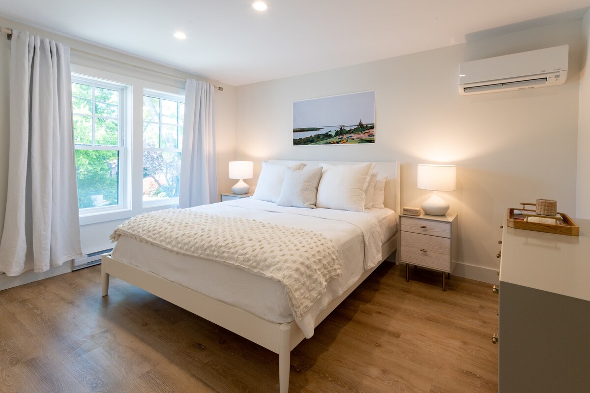 Slaapkamer twee heeft een grote kast, een ladekast met zes laden en twee nachtkastjes met drie lades. Er zijn pure zonneschermen en verduisteringsgordijnpanelen.