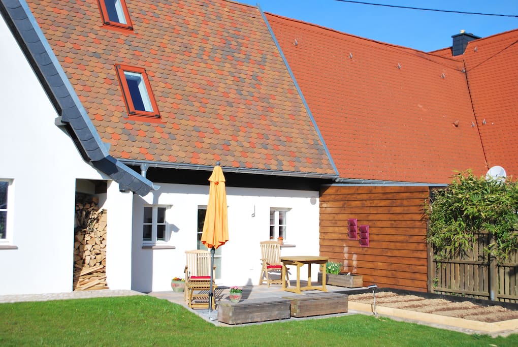 Eigene Terrasse; E-Grill vorhanden.
