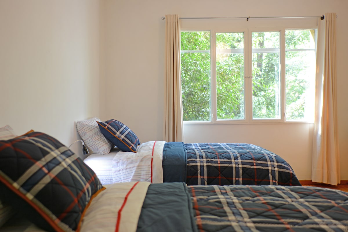 Spavaća soba 1 bračni krevet, dvostruki prozor kako bi se izbjegla ulična buka.