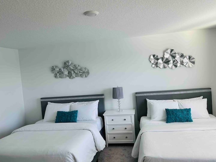 两张标准双人床，配备全新舒适的床垫。 