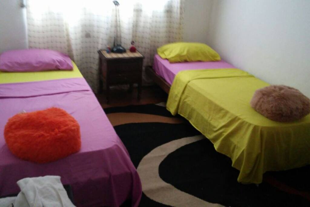 Cuarto para tres personas.