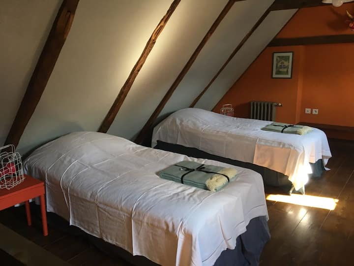 أسرّة مزدوجة ، 90 × 200، غرفة النوم 4 ، المستوى الثالث ؛ جدار مع الليمون البرتقالي ؛ الانسجام من الملاءات الزرقاء والظلمة من الكتان الأخضر.
أسرّة مزدوجة ، 90 × 200، غرفة رقم4 ، هبوط ثالث ؛ جدار طباشير باللون البرتقالي الساطع ؛ أغطية سرير في بلوز مظلم وتناغم خضراء. 