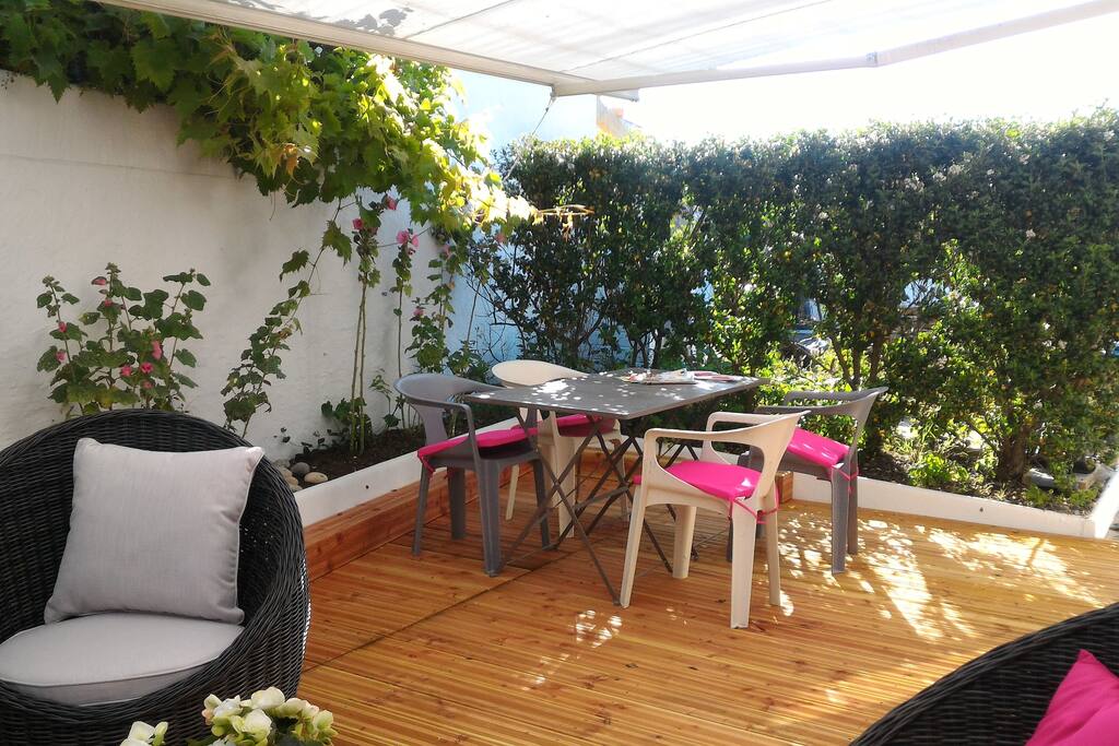Terrasse plein sud avec Banne et coin repas paisible
