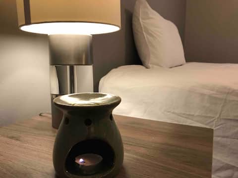 Airport Hideaway - (private bathroom )