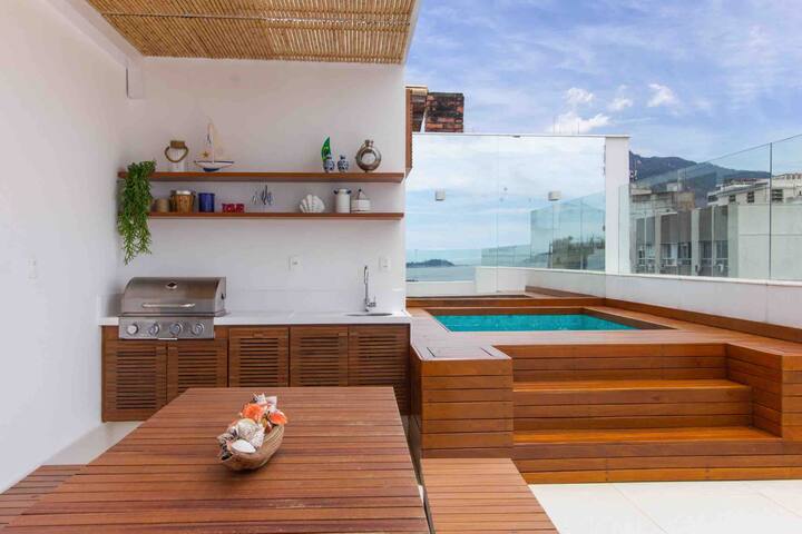 Lovely 3-bedroom penthouse on the beach with pool gallery image 4