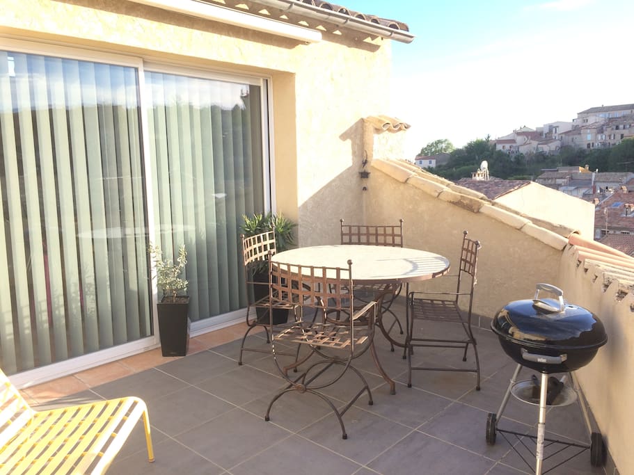 Terrasse tropézienne vue sur les toits de Provence
