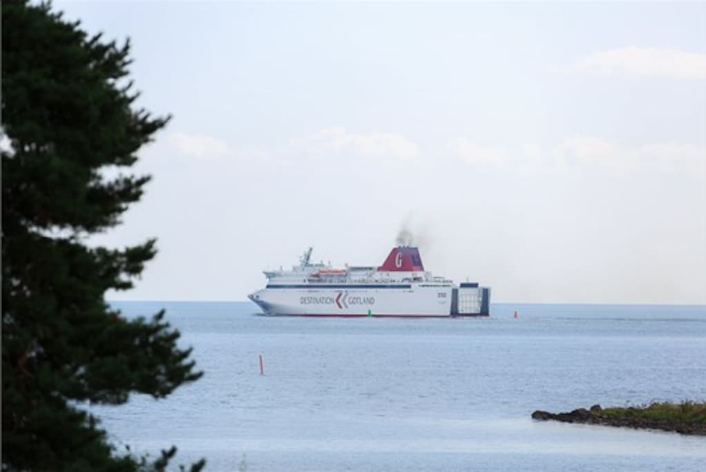 Vid vår kustlinje ser du Gotlandsbåten passera