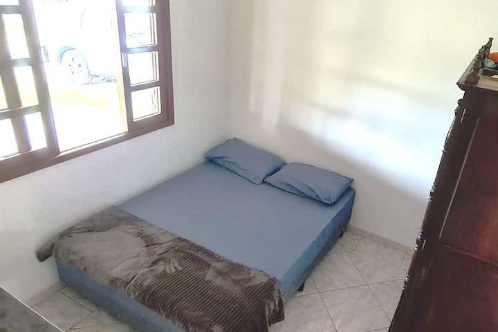 Chumba cha kulala cha mbele; kina kitanda cha watu wawili kilicho na shuka la kitanda, mito miwili iliyo na makasha ya mito, blanketi, eneo la ubatili, kabati na feni ya dari.