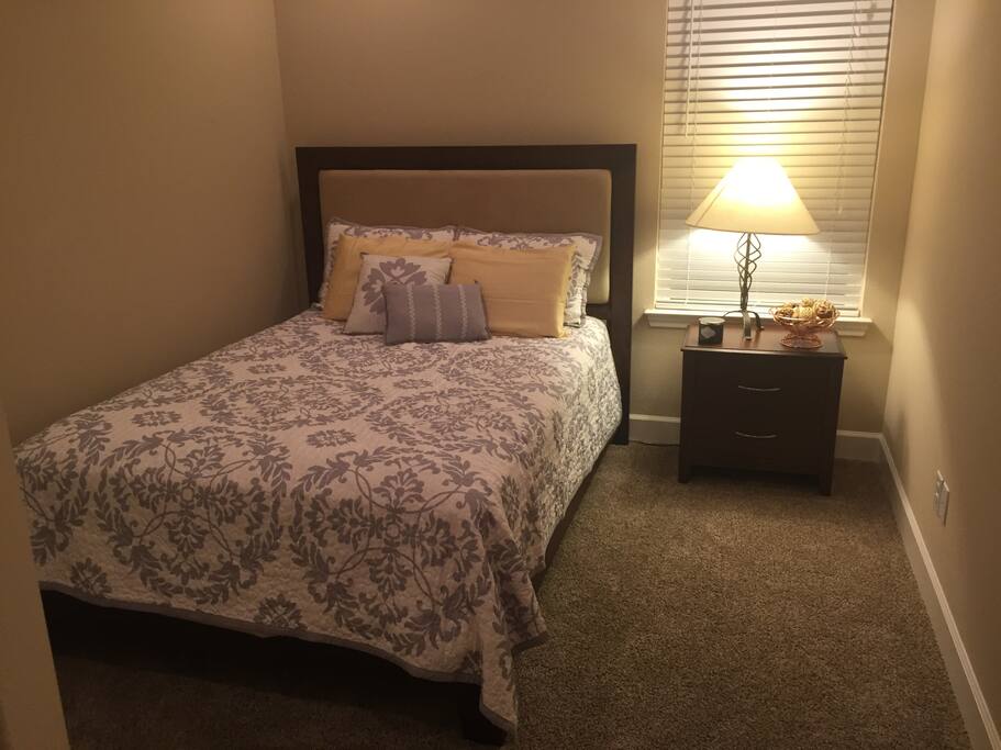 You will feel at home in this 9'4"x11' cozy room. Queen bed!