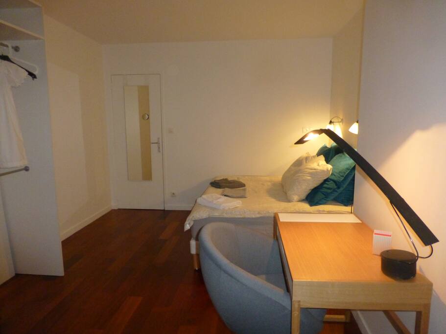 Chambre avec coin bureau
