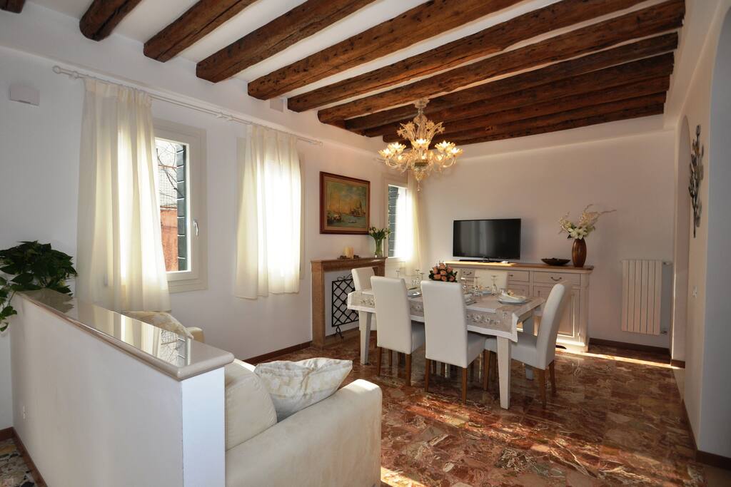 un'ampia sala da pranzo