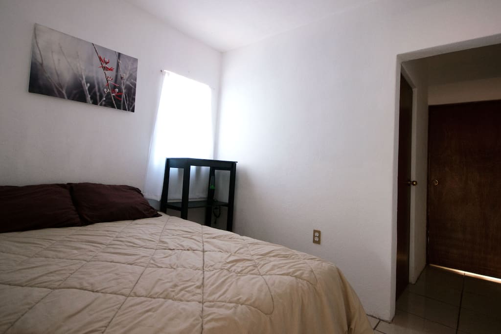 Cama matrimonial, mueble con tres repisas y lámpara de lava.
|
The room has a double bed, cabinet with three shelves and lava lamp.