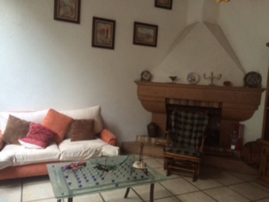 Confortable living room con chimenea y un escritorio