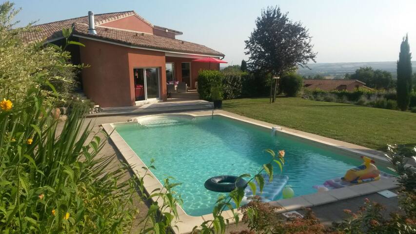 Chambre privée 20m² dans Villa avec piscine.