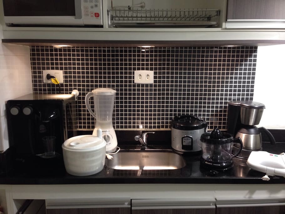 Filtro soft com água gelada, liquidificador, cafeteira, espremedor de frutas, sanduicheira, panela elétrica de arroz, cafeteira elétrica, centrífuga de saladas.