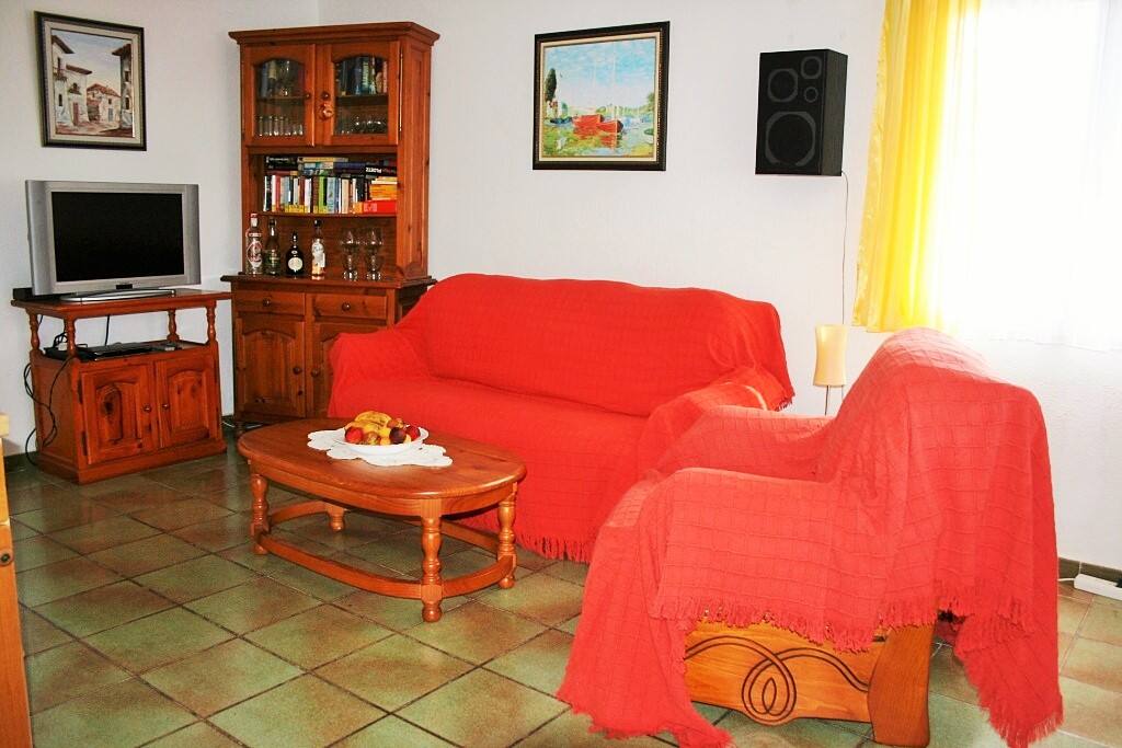 Wohnzimmer mit Klimaanlage und Deckenventilator
