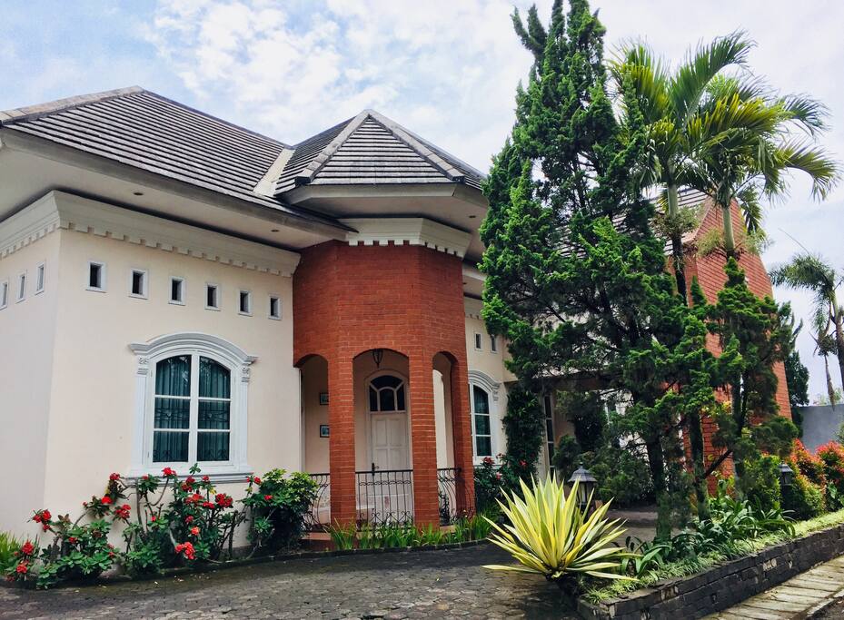 Tampak depan saat masuk melalui gerbang