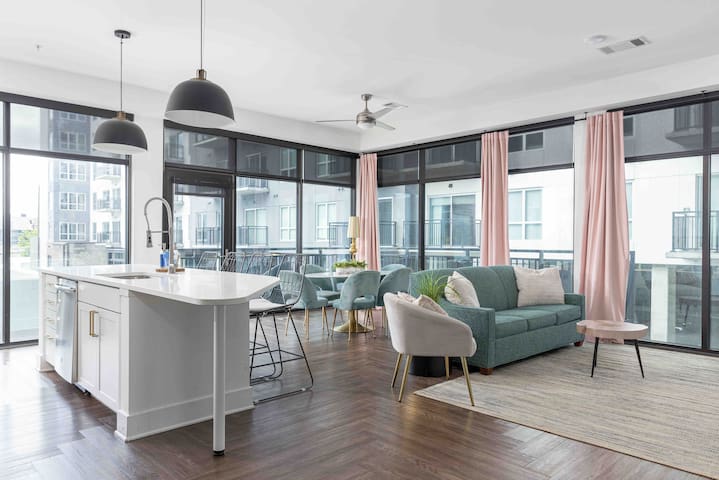 Nashville/HUGE corner APT/Steps to Broadway