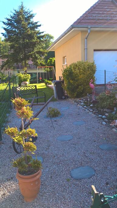 Entrée pour les voyageurs par le jardin .