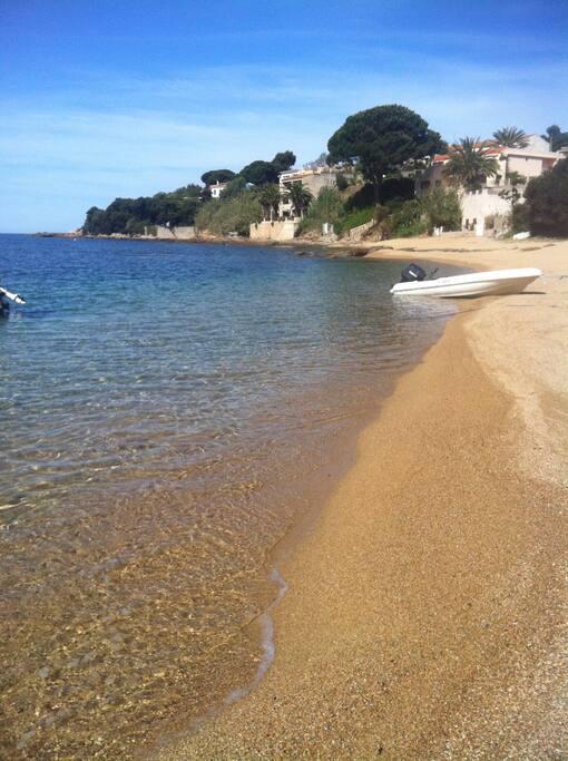 La plage en bas de la maison