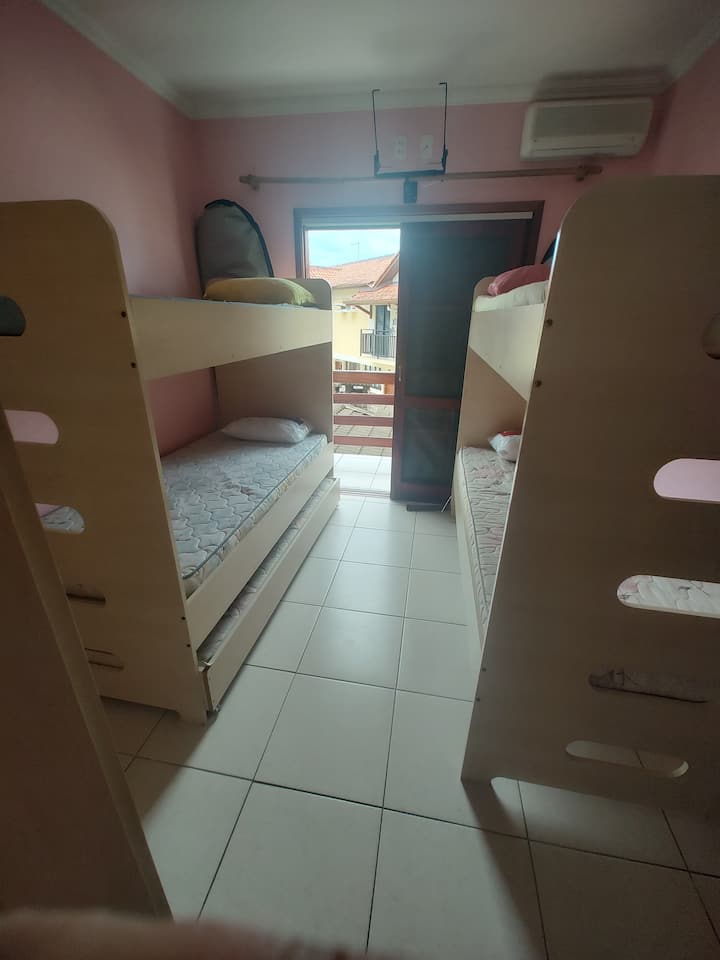 חדר שינה ורוד עם ארון ומאוורר 