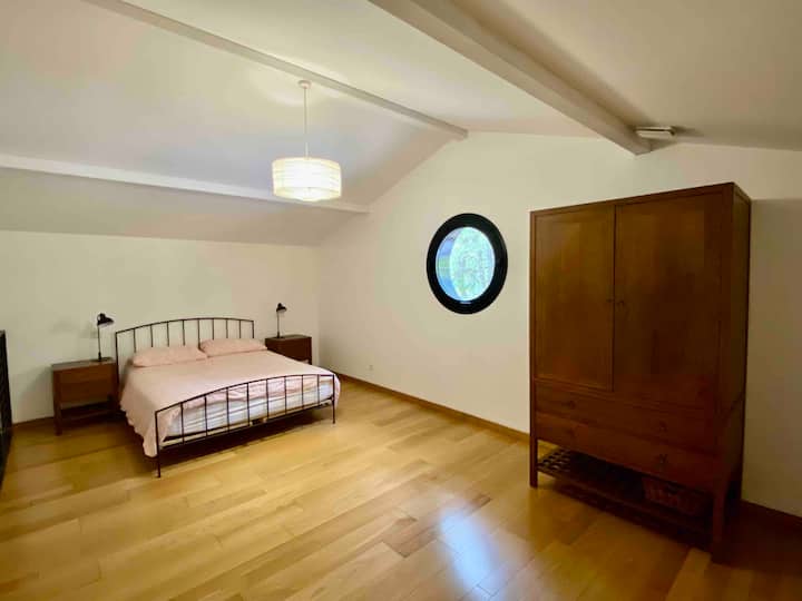 Dormitorio 3 con cama tamaño queen.