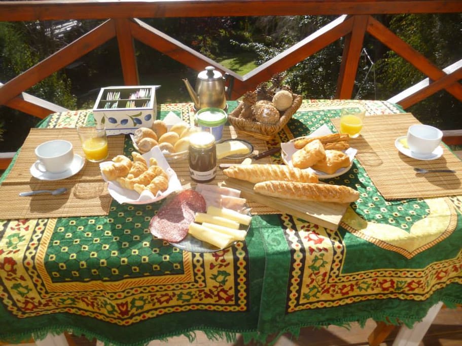 Desayuno en el balcon que da al jardin
