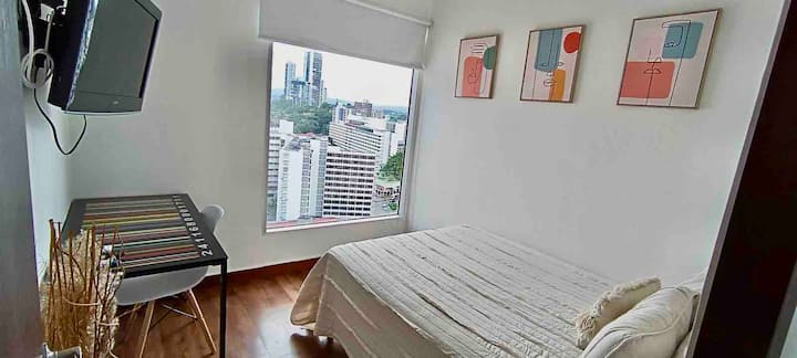 Добре дошли в нашата втора спалня! Малък, но ще бъдете в много удобно легло, телевизор и странична маса! 