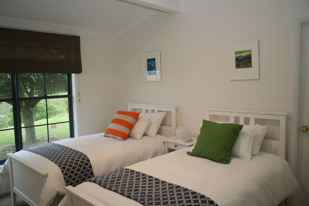 Barrington Room - 2 single beds, with lovely district views, bathroom with bath, a/c