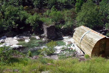 Cabane ecologique au bord de l'eau
