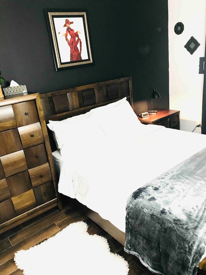 มีพื้นที่จัดเก็บมากมายสำหรับการเข้าพักระยะสั้นหรือระยะยาว บรรยากาศแบบเซนสำหรับการพักผ่อนยามค่ำคืนของคุณ