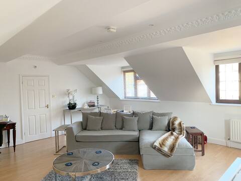 Top Airbnb: Luxury Surrey Apartment/Weybridge area/with Gym. in Elmbridge