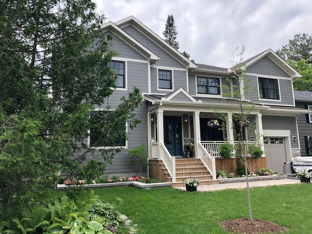 Lakehouse Inspired Retreat Close to Downtown