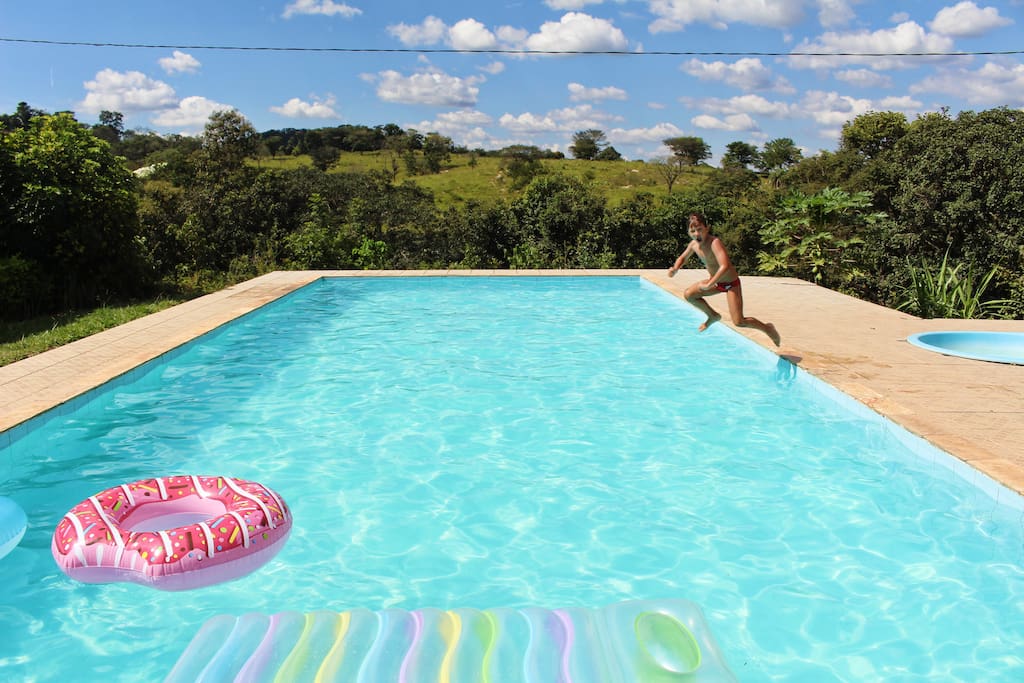 A piscina azul assim é um convite para um mergulho!
