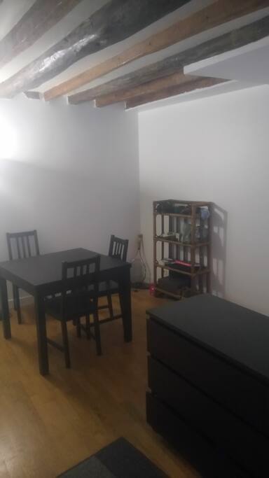 Grande chambre privée avec espaces de rangement, canapé et table à manger avec quatre chaise