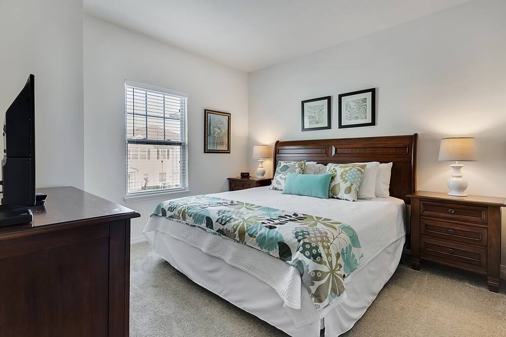 Bedroom 1: Upper Level