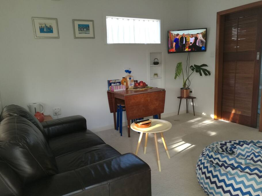 Private living/dining room