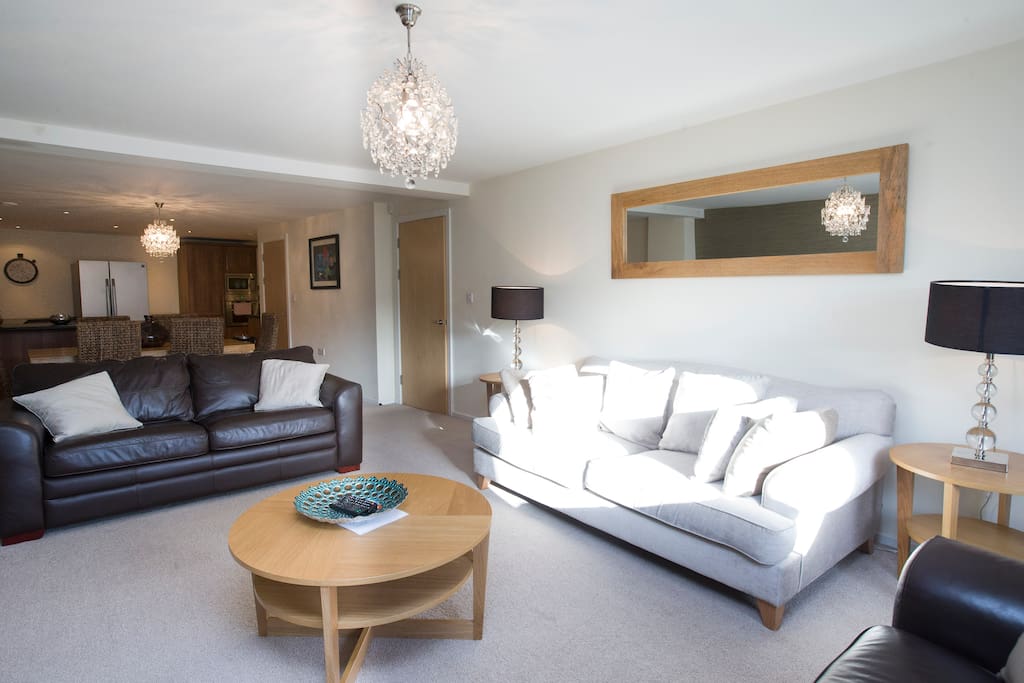 Lounge/dining area ideal for entertaining or for families to get together