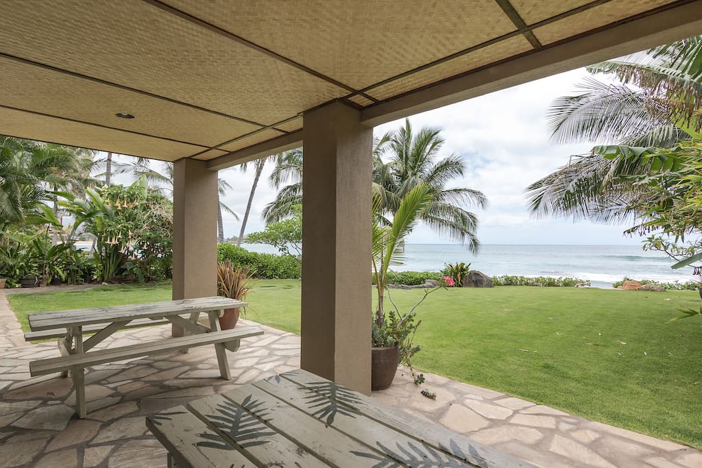 Lanai with 2 picnic tables
