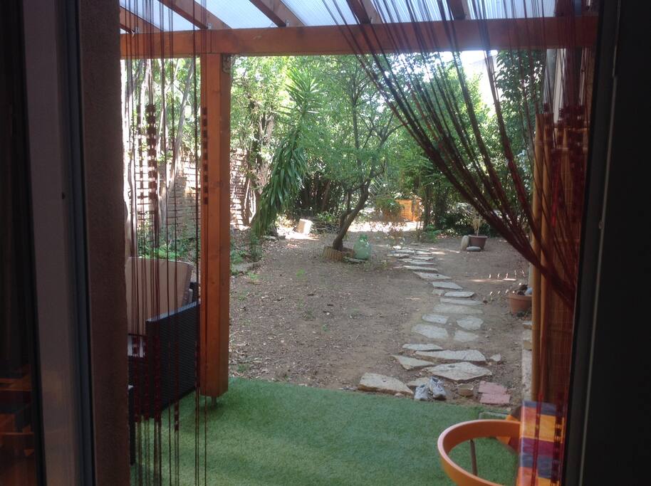 Vue de l’intérieur de l'appartement sur le jardin