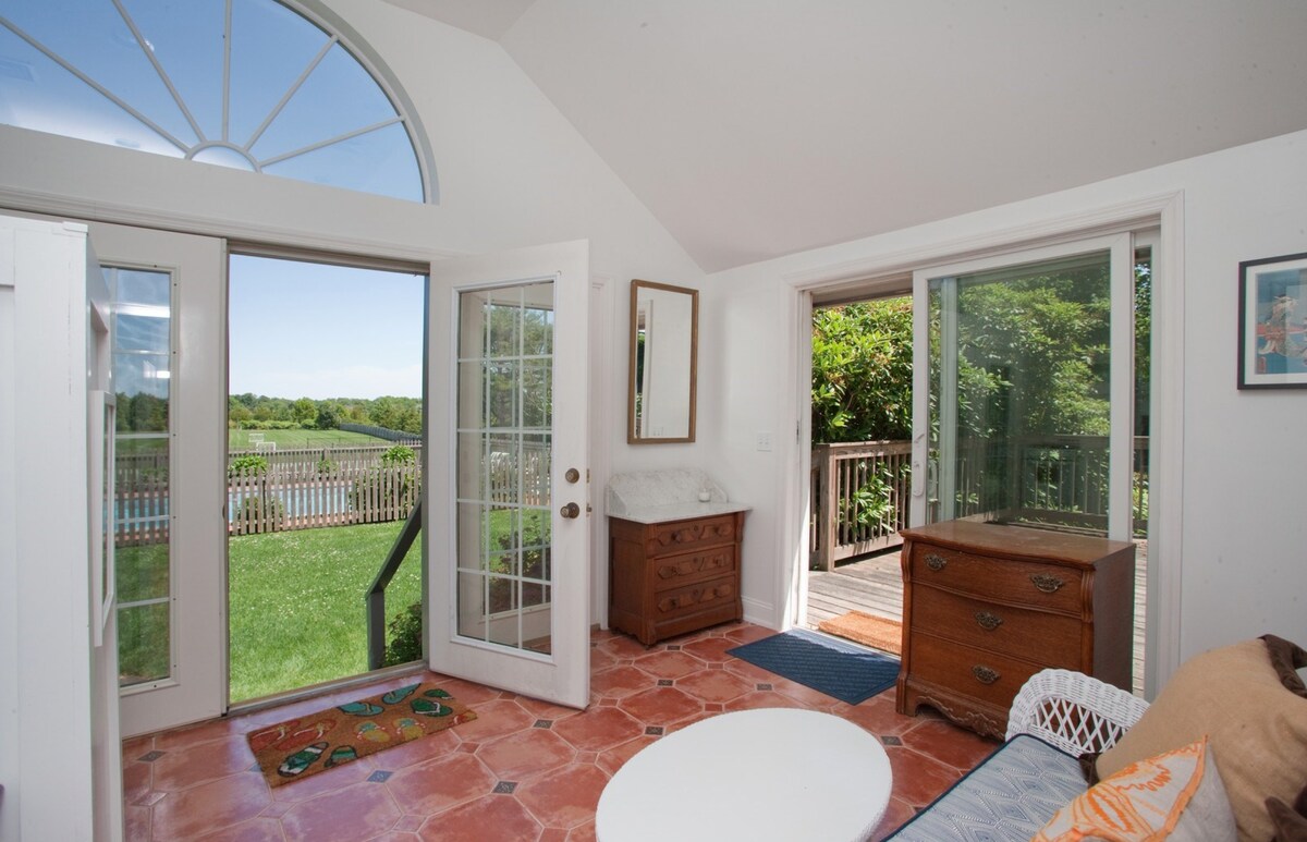 Top Airbnb: Charming Guest House Southampton, 2 Beds 3.4 acres in Shinnecock Hills