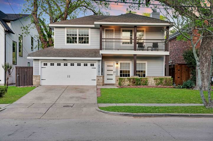 Highland Cottage – Central, Huge Yard + HOT TUB gallery image 2