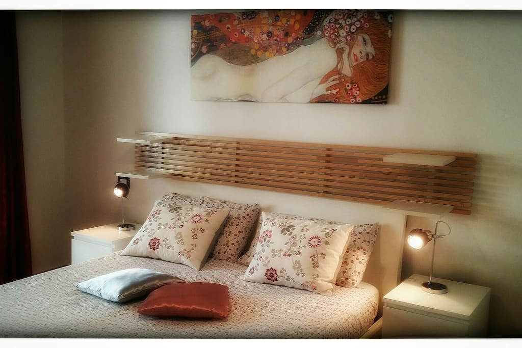 questa è la camera da letto principale. comodo letto 160 x 200 con materasso ortopedico di alta qualità. E' prensente anche un grande armadio e un'ampia cassettiera, comodini e tv led 32'' con digitale terrestre integrato. La porta finestra affaccia sul terrazzo.