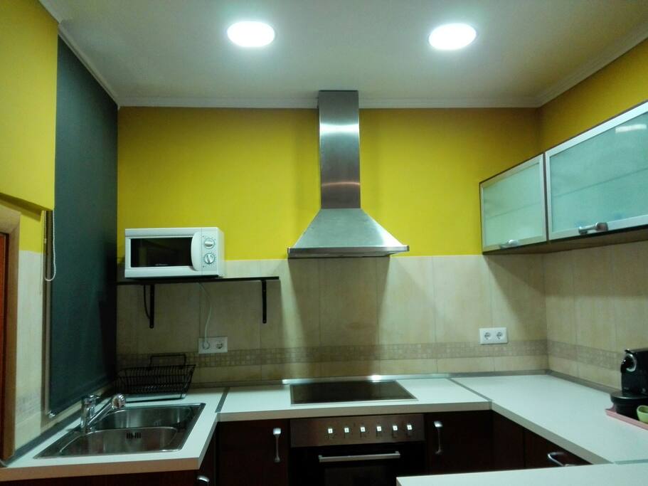 Cocina completa con cafetera Nespresso , horno , microondas , lavadora , nevera utensilios ...