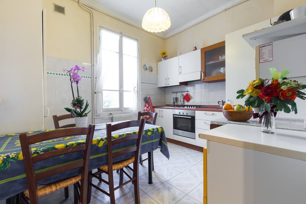 Cucina abitabile attrezzata, panoramica