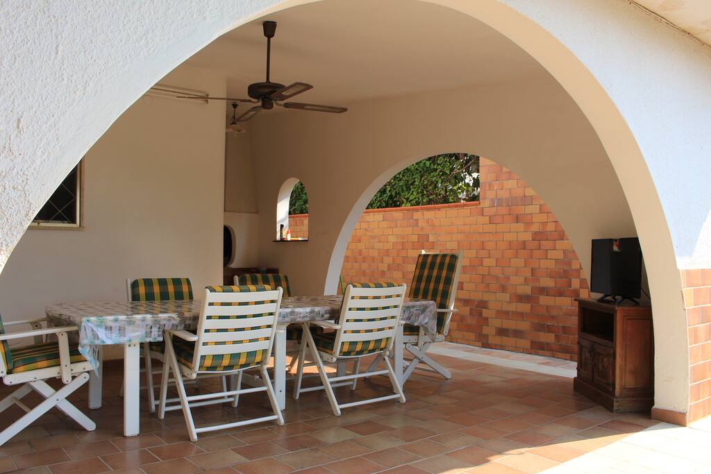 Veranda sul retro con sala da pranzo