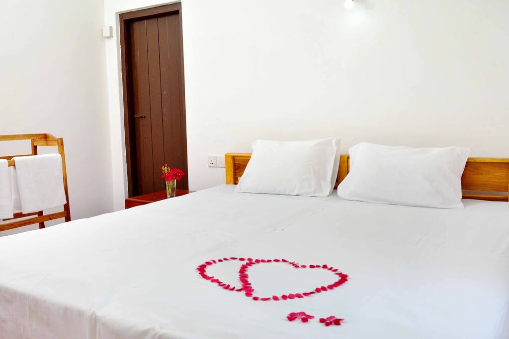 Rooms include fresh linens and towels for guest !